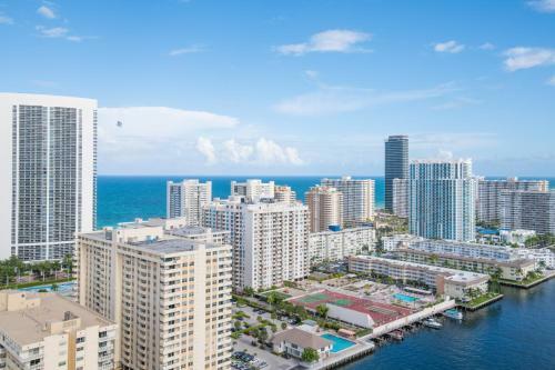Breathtaking 1br 1bth Water City View Balcony Modern Kitchen Pool Gym