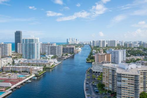 Breathtaking 1br 1bth Water City View Balcony Modern Kitchen Pool Gym