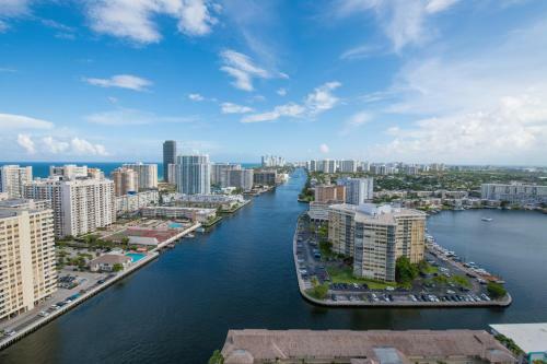 Breathtaking 1br 1bth Water City View Balcony Modern Kitchen Pool Gym