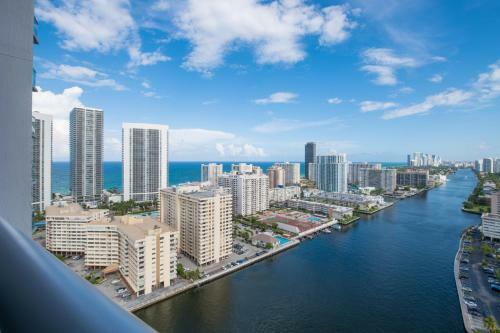 Breathtaking 1br 1bth Water City View Balcony Modern Kitchen Pool Gym