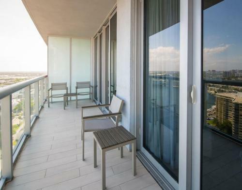 Beautiful City View Condo 1br 1bth Balcony Pool Kitchen Gym