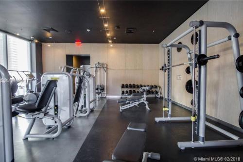Beautiful City View Condo 1br 1bth Balcony Pool Kitchen Gym