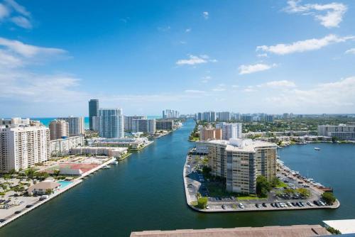 Beautiful City View Condo 1br 1bth Balcony Pool Kitchen Gym