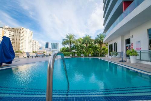 Apartamento Breathtaking 2br 2bth Condo Water Views Balcony Modern Kitchen Pool Gym