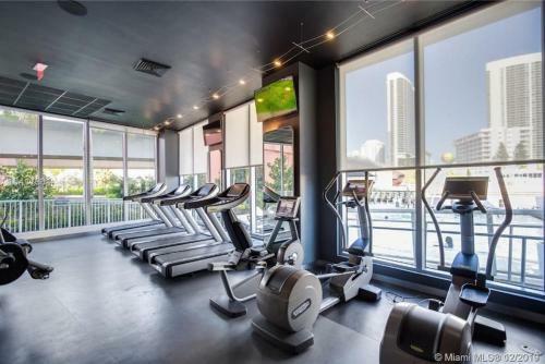 Chic 1br 1bth W Water Views Balcony Modern Kitchen Pool Gym