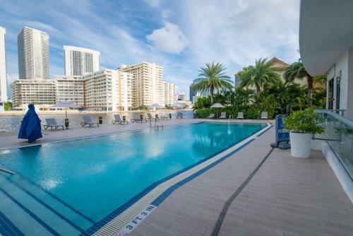 Chic 1br 1bth W Water Views Balcony Modern Kitchen Pool Gym