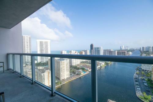 Chic 1br 1bth W Water Views Balcony Modern Kitchen Pool Gym