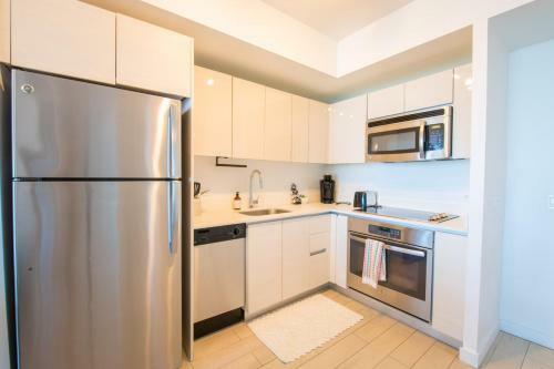 Chic 1br 1bth W Water Views Balcony Modern Kitchen Pool Gym