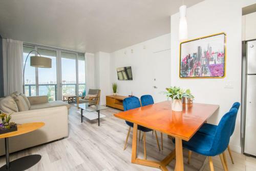 Chic 1br 1bth W Water Views Balcony Modern Kitchen Pool Gym