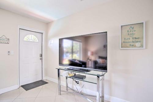Apartamento Tropical Apt With Patio, Mins To The Beaches!