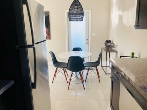 Hostal Guest Room In Wilton Manors