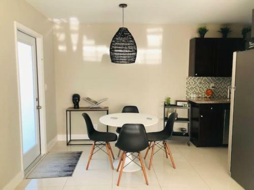 Hostal Guest Room In Wilton Manors