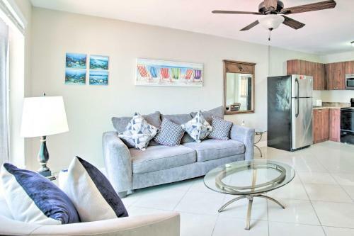 Apartamento Dreamy Oasis With Pool Access, 3 Mi To Beach!