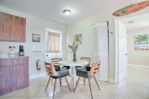 Apartamento Dreamy Oasis With Pool Access, 3 Mi To Beach!