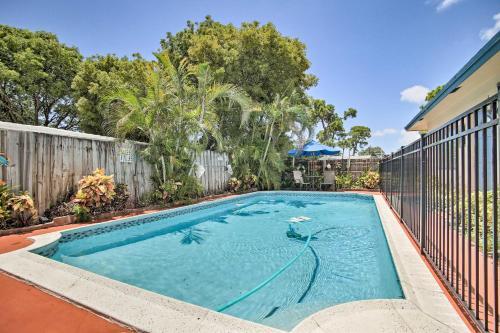 Apartamento Dreamy Oasis With Pool Access, 3 Mi To Beach!