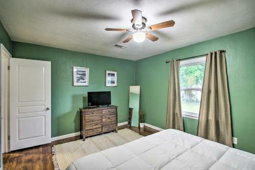 Convenient Pensacola Home With Deck And Fire Pit!
