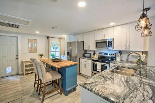 Charming Tampa Home With Outdoor Lounge Area!