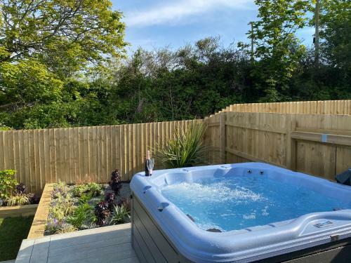 Spacious, Contemporary Seaside Luxury With Hot Tub