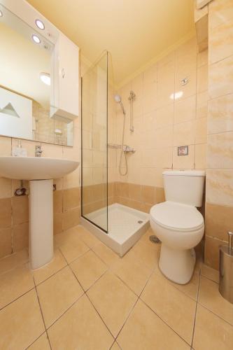 Aphrodites Deluxe Apartment 2