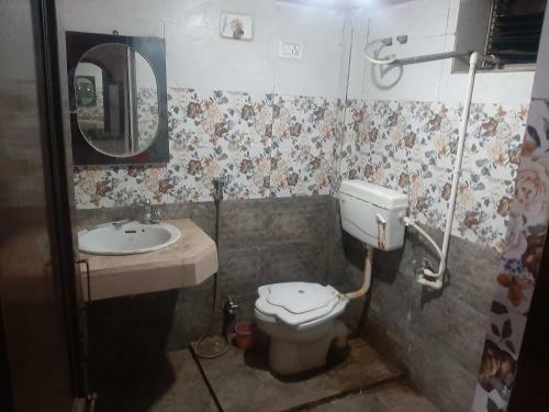 Oyo 85390 Delhi Hotel