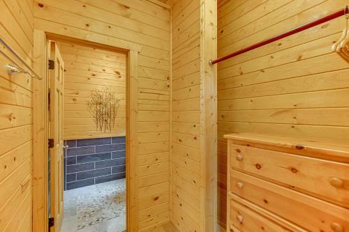 Villa Romantic Cabin W Rain Shower & Spa Tub