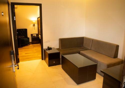 Hotel Sgn Gardens (hotel, Banquets & Lawns)