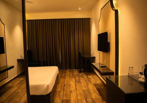 Hotel Sgn Gardens (hotel, Banquets & Lawns)