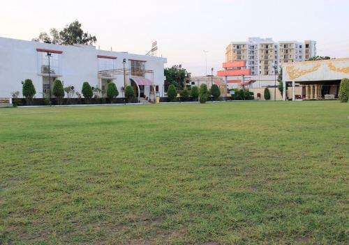 Hotel Sgn Gardens (hotel, Banquets & Lawns)