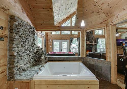 Villa 2 Person Jacuzzi Spa W Creekside Firepit