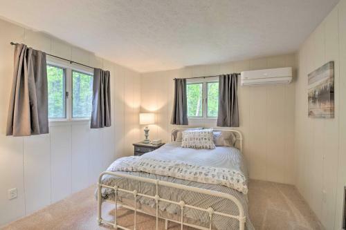 Cabin With Balcony And Mtn Views Near Sky Valley!