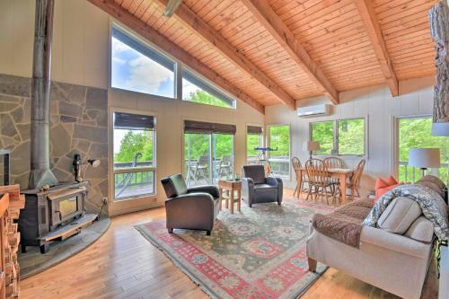 Cabin With Balcony And Mtn Views Near Sky Valley!