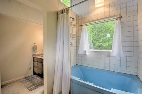 Cabin With Balcony And Mtn Views Near Sky Valley!