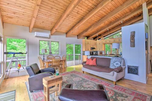 Cabin With Balcony And Mtn Views Near Sky Valley!