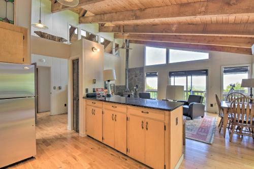Cabin With Balcony And Mtn Views Near Sky Valley!