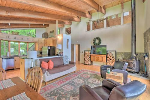 Cabin With Balcony And Mtn Views Near Sky Valley!