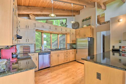 Cabin With Balcony And Mtn Views Near Sky Valley!