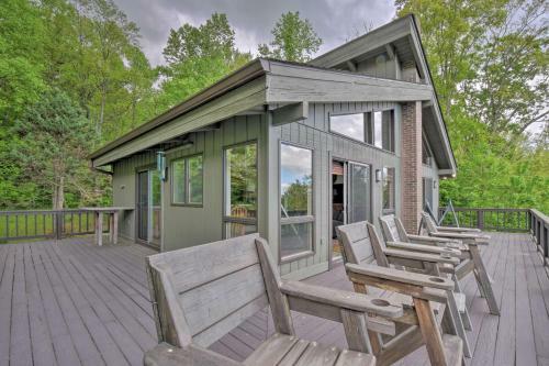 Cabin With Balcony And Mtn Views Near Sky Valley!