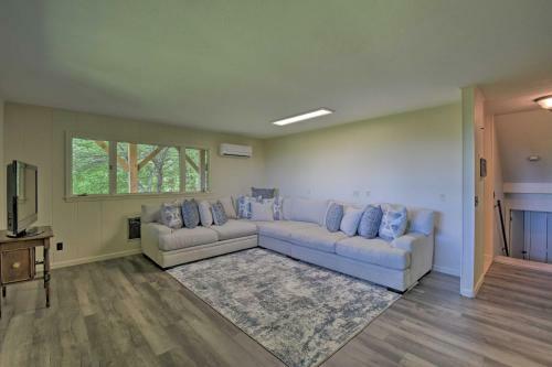 Cabin With Balcony And Mtn Views Near Sky Valley!