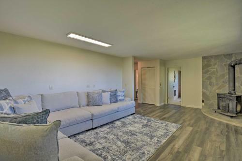 Cabin With Balcony And Mtn Views Near Sky Valley!