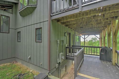 Cabin With Balcony And Mtn Views Near Sky Valley!