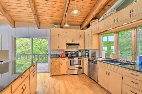 Cabin With Balcony And Mtn Views Near Sky Valley!