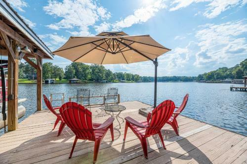 Lakefront Home With Entertainment Space And Dock!