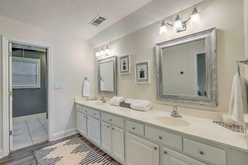 Lakefront Home With Entertainment Space And Dock!