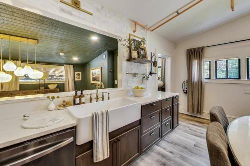 Eight 11 Homes ? Victorian Lux Home Near Atl.