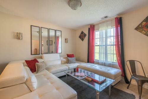 Comfort And Style On The Colonnade