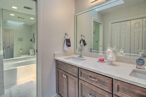 Bright Family-friendly Escape, Walk To River!