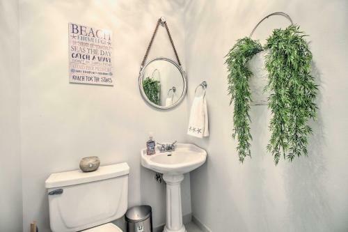 Bright Family-friendly Escape, Walk To River!