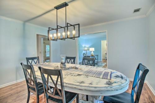 Bright Family-friendly Escape, Walk To River!
