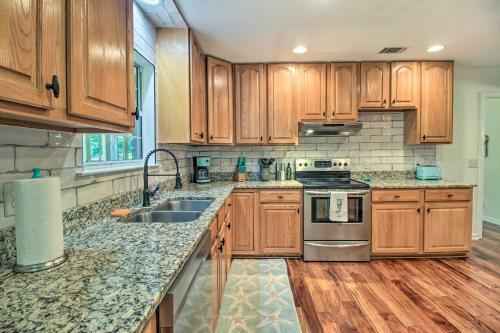 Bright Family-friendly Escape, Walk To River!