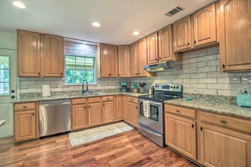 Bright Family-friendly Escape, Walk To River!